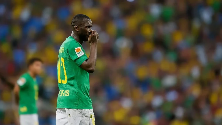 Imagen destacada mostrando una evolución de las camisetas de la selección brasileña a lo largo de la historia.