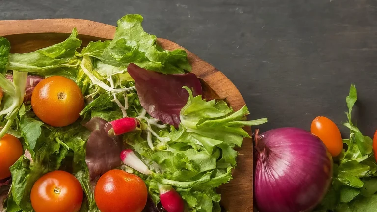 Variedad de ensaladas frescas y coloridas, perfectas para estudiantes, con ingredientes sencillos y fáciles de preparar.