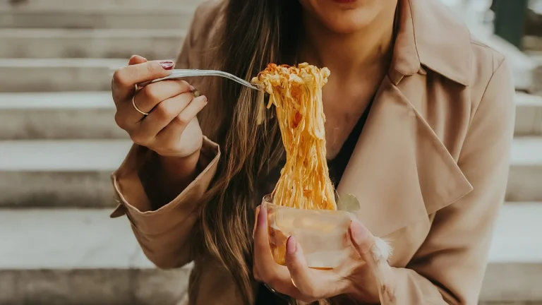Imagen de una nevera organizada con recipientes de comida preparada para la semana, mostrando una variedad de platos saludables y económicos.