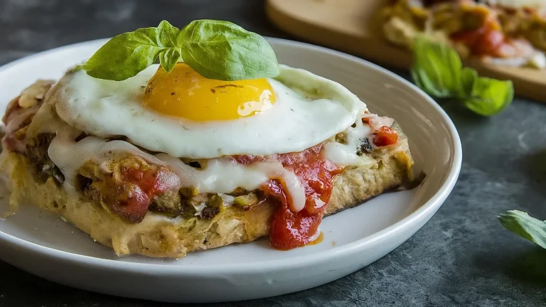 Variedad de recetas fáciles y rápidas para estudiantes universitarios con pocos ingredientes, presentadas en imágenes atractivas.