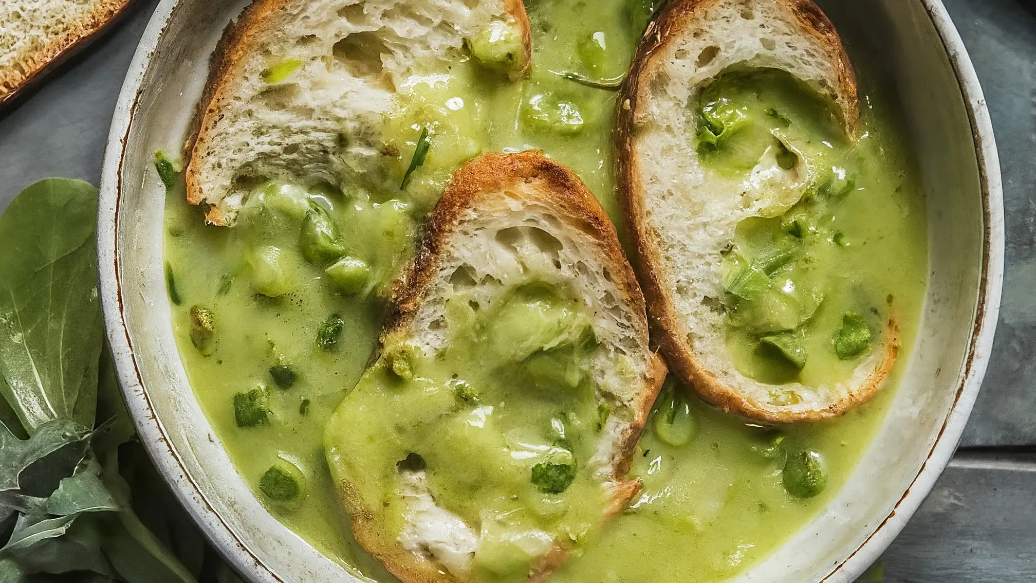 Un tazón humeante de Caldo Verde portugués, con patatas y col rizada.