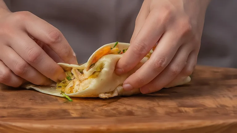 Deliciosas palacsinta húngaras recién hechas, servidas con mermelada.