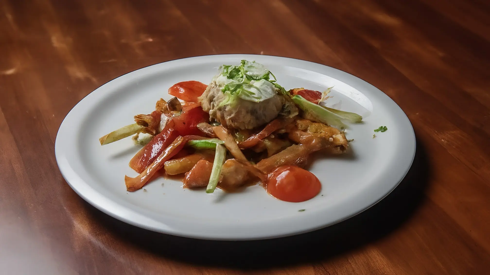Un plato de receta húngara presentado de forma atractiva.